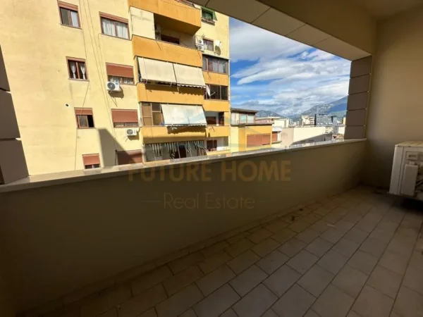 Tirane, jepet me qera apartament 3+1+Ballkon Kati 5, 107 m² 1.550 € (Rruga e Bogdaneve, Tirane)