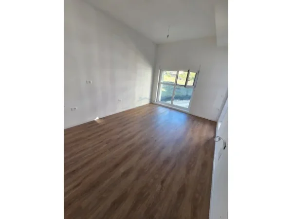 Tirane, jepet me qera apartament 1+1+Ballkon Kati 4, 60 m² 450 € (Ali Demi)