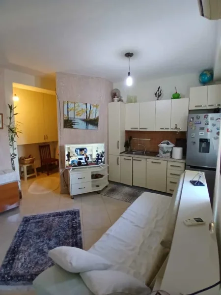 Tirane, jepet me qera apartament 1+1 Kati 6, 61 m² 400 € (Rruga Xhanfizde Keko)