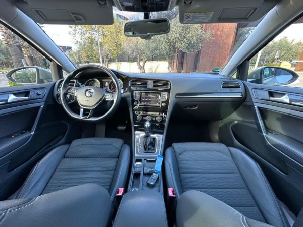 Tirane, shes makine VOLKSWAGEN GOLF 7 2.0 HIGLINE FULL OPTION PANORAMA Nafte, gri e erret automatik Klima 193.000 km