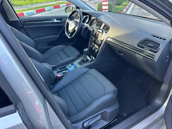 Tirane, shes makine VOLKSWAGEN GOLF 7 2.0 HIGLINE FULL OPTION PANORAMA Nafte, gri e erret automatik Klima 193.000 km
