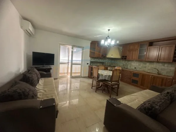 Tirane, jepet me qera apartament 3+1 Kati 4, 140 m² 1.000 € (Rruga e Durresit, Tirane)