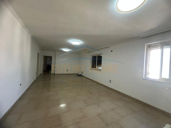 Tirane, jepet me qera apartament 3+1 Kati 4, 140 m² 1.000 € (Rruga e Durresit, Tirane)