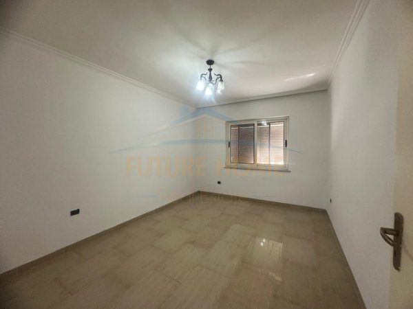 Tirane, jepet me qera apartament 3+1 Kati 4, 140 m² 1.000 € (Rruga e Durresit, Tirane)