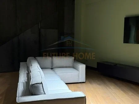 Tirane, jepet me qera apartament 3+1 Kati 8, 195 m² 1.300 € 