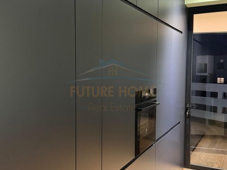 Tirane, jepet me qera apartament 3+1 Kati 8, 195 m² 1.300 € 