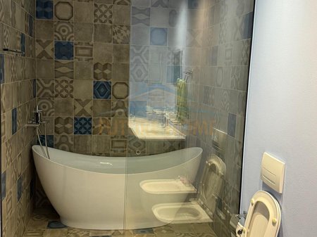 Tirane, jepet me qera apartament 3+1 Kati 8, 195 m² 1.300 € 