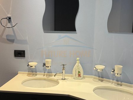 Tirane, jepet me qera apartament 3+1 Kati 8, 195 m² 1.300 € 