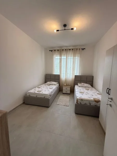 Tirane, jepet me qera apartament 2+1 Kati 1, 84 m² 550 € (univers city)