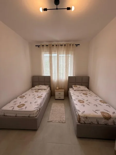 Tirane, jepet me qera apartament 2+1 Kati 1, 84 m² 550 € (univers city)
