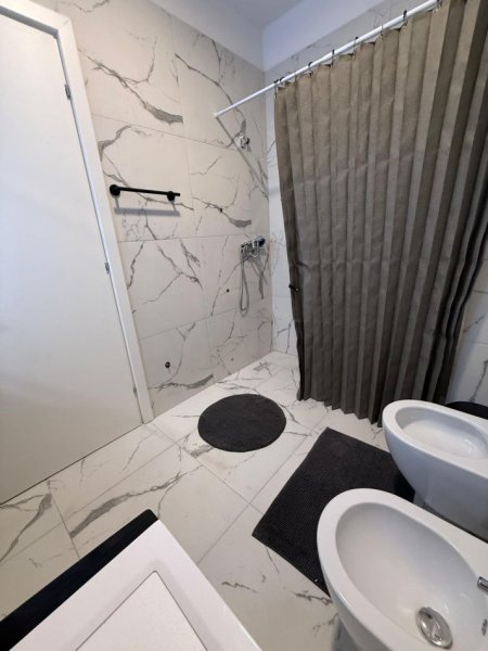 Tirane, jepet me qera apartament 2+1 Kati 1, 84 m² 550 € (univers city)