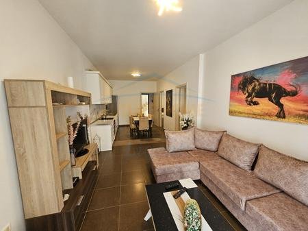 Tirane, jepet me qera apartament 2+1 Kati 2, 100 m² 650 € 