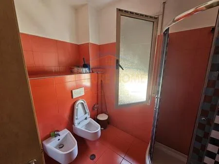 Tirane, jepet me qera apartament 2+1 Kati 2, 100 m² 650 € 