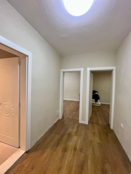 Tirane, jepet me qera apartament 1+1 Kati 2, 55 m² 470 € (BULEVARDI BAJRAM CURRI)