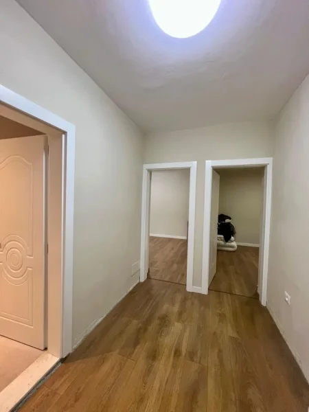 Tirane, jepet me qera apartament 1+1 Kati 2, 55 m² 470 € (BULEVARDI BAJRAM CURRI)