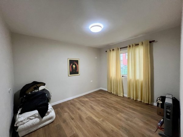 Tirane, jepet me qera apartament 1+1 Kati 2, 55 m² 470 € (BULEVARDI BAJRAM CURRI)