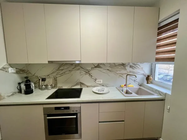Tirane, jepet me qera apartament 1+1 Kati 2, 55 m² 470 € (BULEVARDI BAJRAM CURRI)