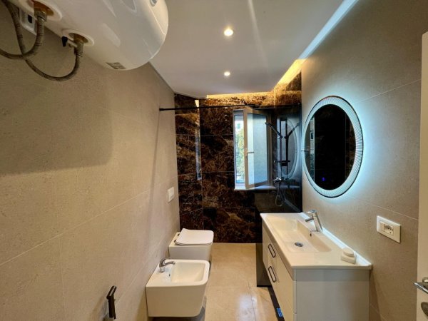 Tirane, jepet me qera apartament 1+1 Kati 2, 55 m² 470 € (BULEVARDI BAJRAM CURRI)