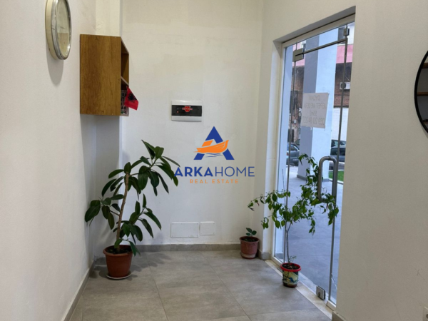 Tirane, jepet me qera ambjent biznesi Kati 0, 55 m² 6.237 € (RRUGA E BARRIKADAVE)