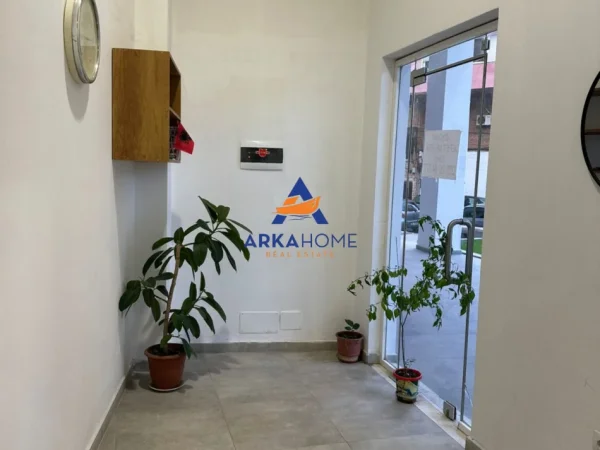 Tirane, jepet me qera ambjent biznesi Kati 0, 55 m² 6.237 € (RRUGA E BARRIKADAVE)