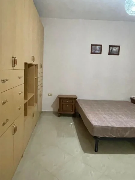 Tirane, jepet me qera apartament 2+1 Kati 1, 450 € 