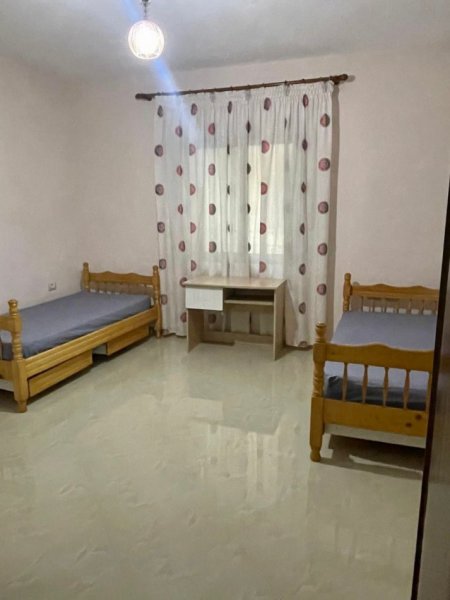 Tirane, jepet me qera apartament 2+1 Kati 1, 450 € 