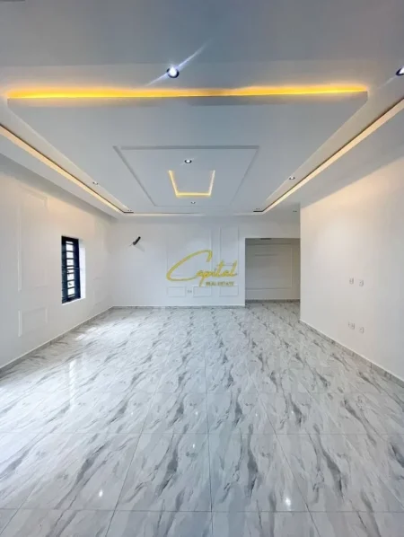 Tirane, jepet me qera dyqan Kati 0, 65 m² 800 € (YZBERISHT)