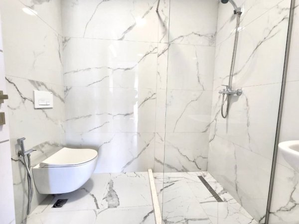 Tirane, jepet me qera apartament 1+1+Ballkon Kati 7, 70 m² 370 € (Shkoze)