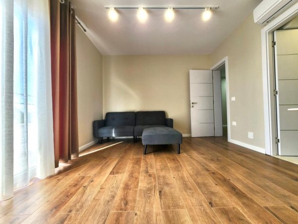 Tirane, jepet me qera apartament 1+1+Ballkon Kati 7, 70 m² 370 € (Shkoze)