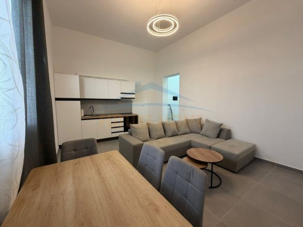 Durres, jepet me qera apartament 1+1 Kati 1, 128 m² 300 € (Kodra e Kuajve)
