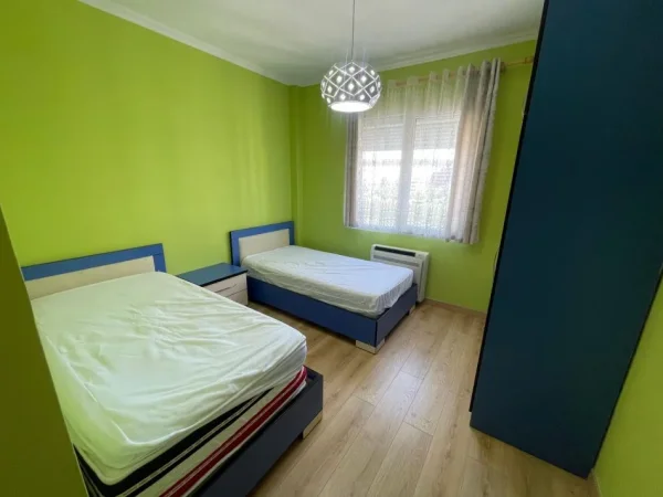 Tirane, jepet me qera apartament 3+1+Ballkon Kati 4, 134 m² 1.200 € 