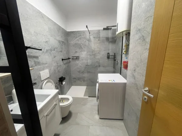 Tirane, jepet me qera apartament 3+1+Ballkon Kati 4, 134 m² 1.200 € 