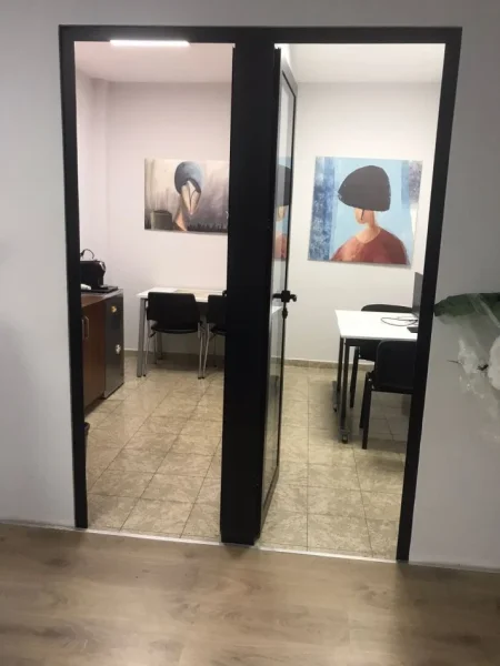 Tirane, jepet me qera zyre Kati 1, 140 m² 2.500 € (Rruga Brigada e VIII)