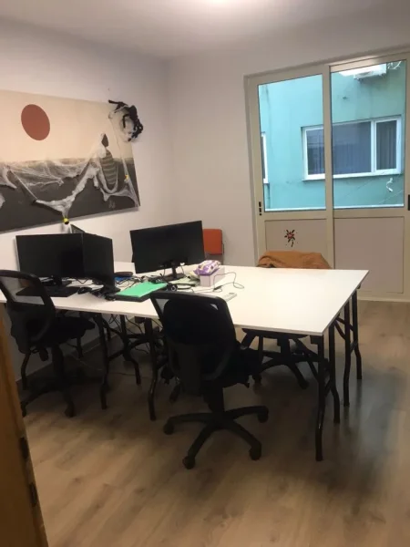 Tirane, jepet me qera zyre Kati 1, 140 m² 2.500 € (Rruga Brigada e VIII)