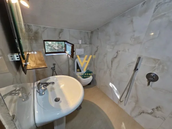 Tirane, jepet me qera apartament 2+1+Ballkon Kati 3, 100 m² 800 € (VILAT GJERMANE)