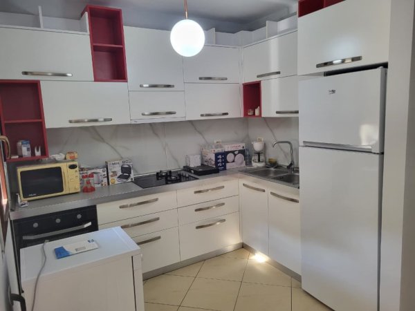 Tirane, jepet me qera apartament 2+1+Ballkon Kati 3, 100 m² 650 € (Bar Enzo)