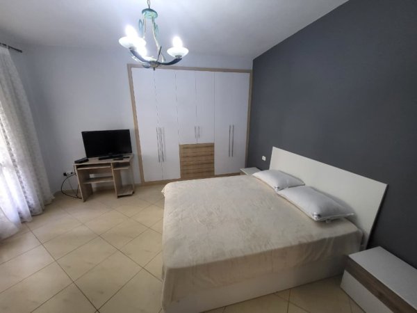 Tirane, jepet me qera apartament 2+1+Ballkon Kati 3, 100 m² 650 € (Bar Enzo)