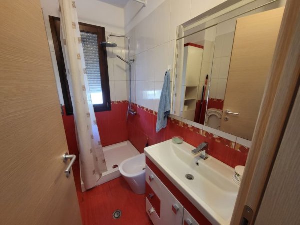 Tirane, jepet me qera apartament 2+1+Ballkon Kati 3, 100 m² 650 € (Bar Enzo)