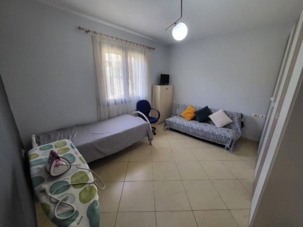Tirane, jepet me qera apartament 2+1+Ballkon Kati 3, 100 m² 650 € (Bar Enzo)