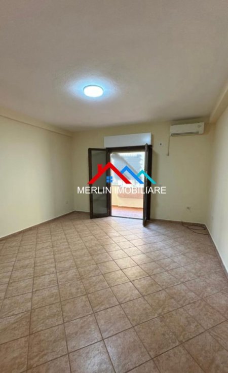Tirane, jepet me qera apartament 2+1+Ballkon Kati 4, 118 m² 775 € (KOMUNA E PARISIT)