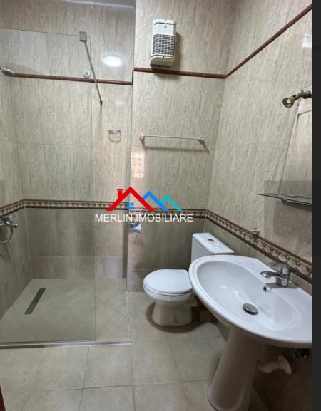 Tirane, jepet me qera apartament 2+1+Ballkon Kati 4, 118 m² 775 € (KOMUNA E PARISIT)