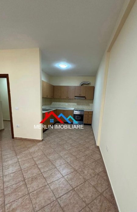 Tirane, jepet me qera apartament 2+1+Ballkon Kati 4, 118 m² 775 € (KOMUNA E PARISIT)
