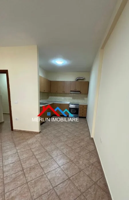 Tirane, jepet me qera apartament 2+1+Ballkon Kati 4, 118 m² 670€ (KOMUNA E PARISIT)