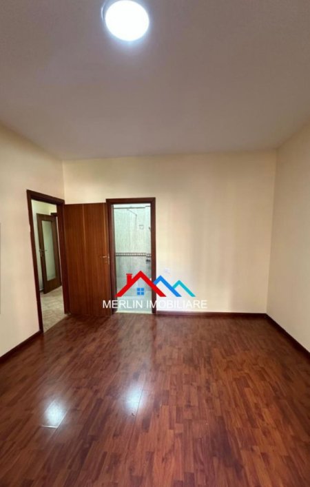 Tirane, jepet me qera apartament 2+1+Ballkon Kati 4, 118 m² 775 € (KOMUNA E PARISIT)