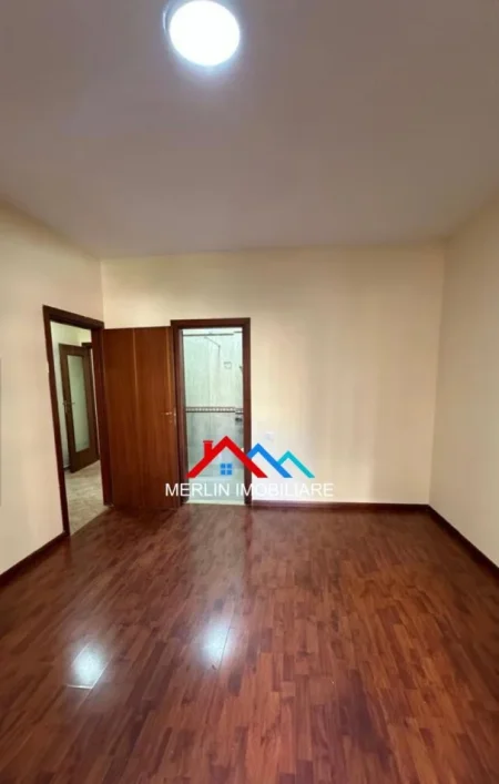 Tirane, jepet me qera apartament 2+1+Ballkon Kati 4, 118 m² 670€ (KOMUNA E PARISIT)