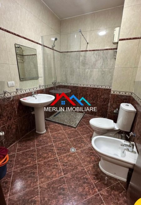 Tirane, jepet me qera apartament 2+1+Ballkon Kati 4, 118 m² 775 € (KOMUNA E PARISIT)