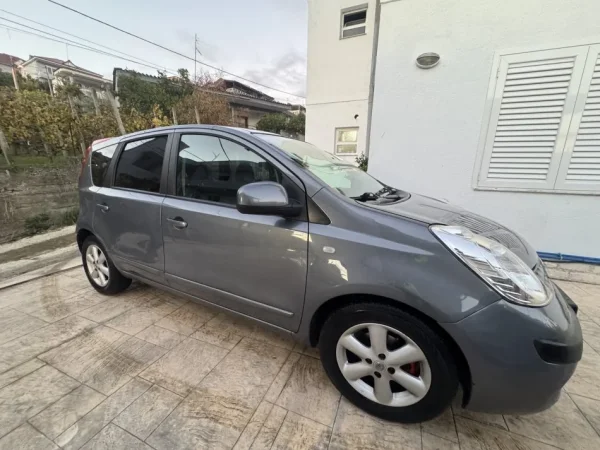 Tirane, shitet makine Nissan Note 1.4 ardhur nga Belgjika Nafte, e zeze manuale Kondicioner 210.000 km 4.099 €