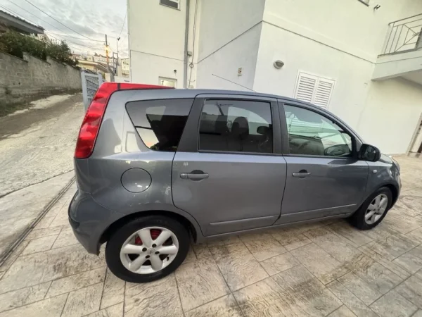 Tirane, shitet makine Nissan Note 1.4 ardhur nga Belgjika Nafte, e zeze manuale Kondicioner 210.000 km 4.099 €