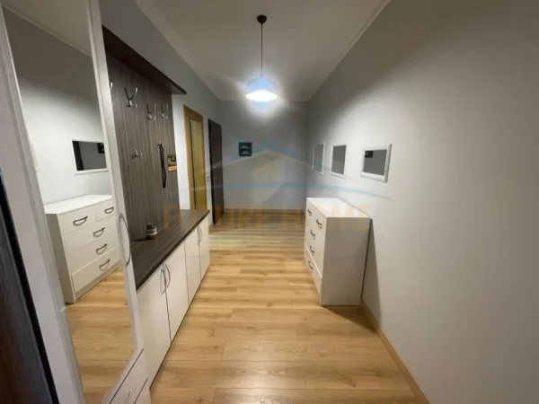 Tirane, jepet me qera apartament 3+1+Ballkon Kati 4, 134 m² 1.200 € (Liqeni i Thate)