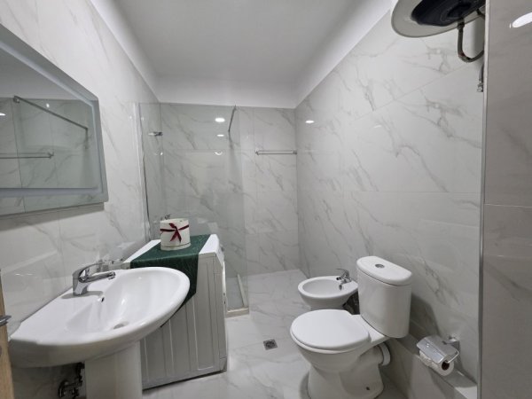 Tirane, jepet me qera apartament 1+1 Kati 3, 70 m² 450 € (Bar Artisti Astir)